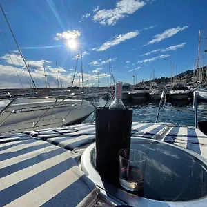  Bateau-hôtel Bea Boat Charter
